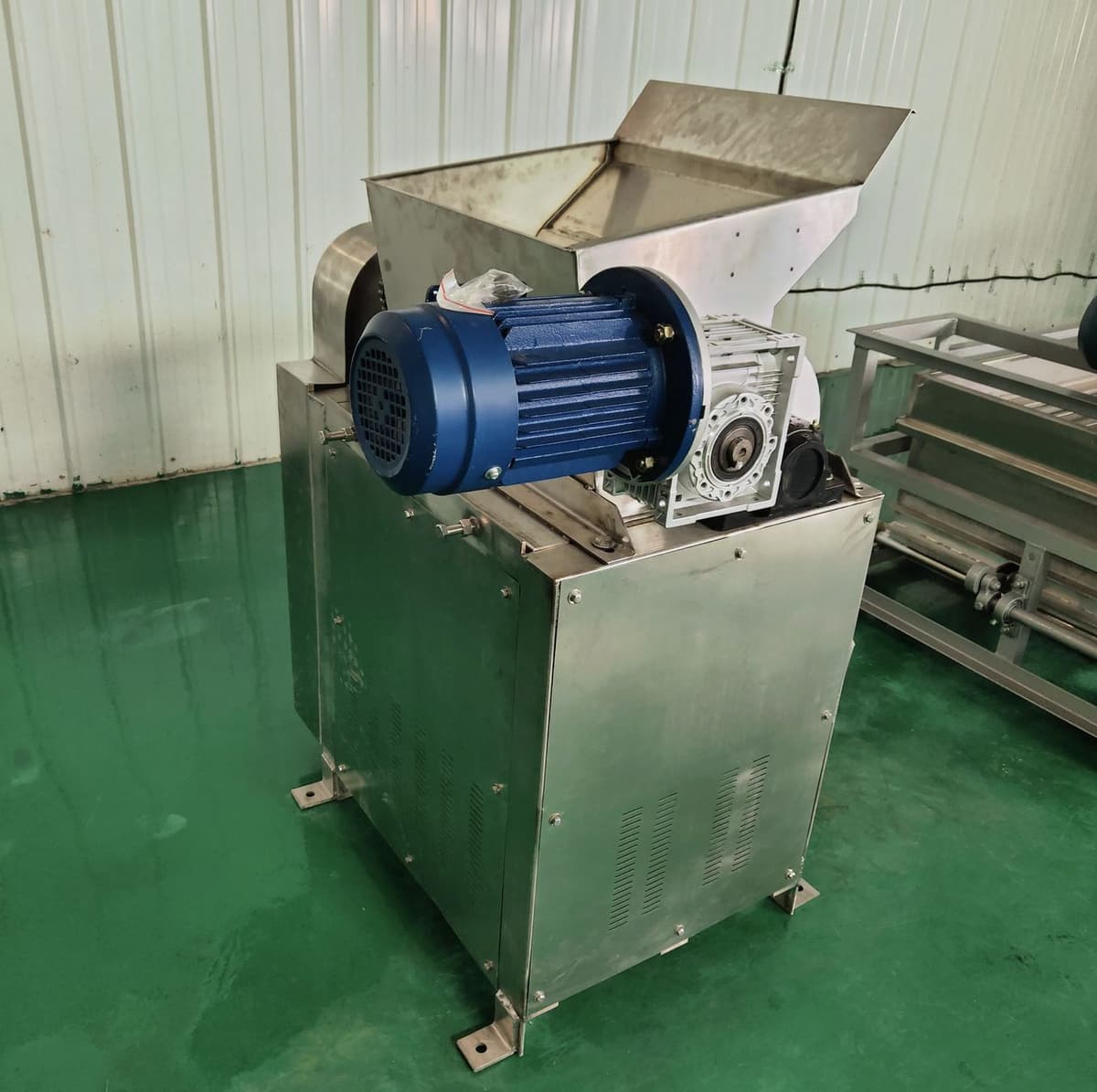 Cassava grating machine crushing cassava processing machine